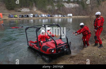 Internationale Wasserrettungsübung Plitvicer Seen 2022. Fand am 25. Februar 2022 auf den Plitvicer Seen in der Nähe von Gospic, Kroatien, statt. Die Präsentation der Fähigkeiten und neuen Technologien der spezialisierten Tauchgruppe innerhalb des Wasserrettungsmoduls der staatlichen Katastrophenschutzeinsatzeinheit der Direktion Katastrophenschutz des Innenministeriums fand am Fluss Korana in der Nähe der Plitvicer Seen statt. Im Demonstrationsteil der Übung führten Mitglieder der spezialisierten Tauchgruppe der staatlichen Einsatzeinheit CZ und das Tauchteam der Republik Slowenien die Suche vor Stockfoto