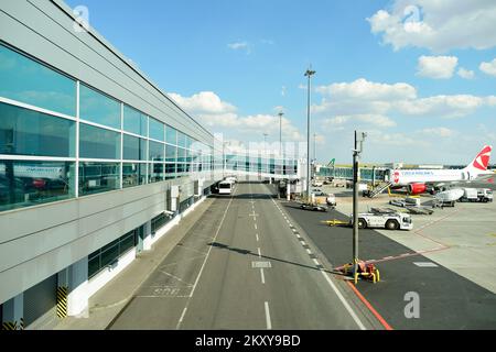 Prag, tschechische Republik - August 04, 2015: Flughafen von Prag. Internationaler Flughafen von Prag ist großer Flughafen der Tschechischen Republik Stockfoto