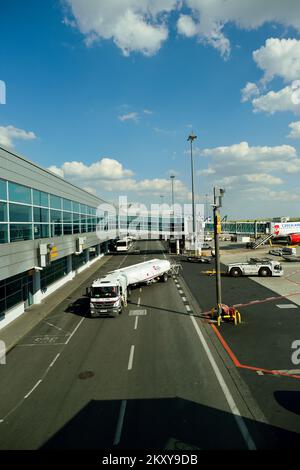 Prag, tschechische Republik - August 04, 2015: Flughafen von Prag. Internationaler Flughafen von Prag ist großer Flughafen der Tschechischen Republik Stockfoto