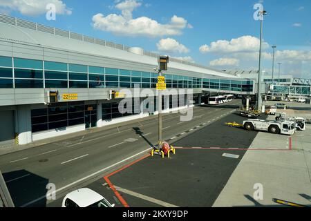 Prag, tschechische Republik - August 04, 2015: Flughafen von Prag. Internationaler Flughafen von Prag ist großer Flughafen der Tschechischen Republik Stockfoto