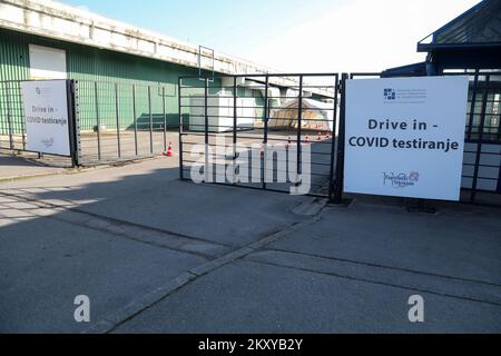 Der größte Drive-in-Teststandort für Coronavirus-Krankheit (COVID-19) auf der Zagreb-Messe wurde aufgrund der geringeren Zahl positiver Menschen in Zagreb (Kroatien) am 02 geschlossen. März 2022. Foto: Zeljko Hladika/PIXSELL Stockfoto