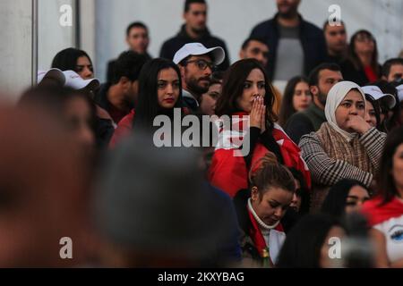 Tunesien. 30.. November 2022. Tunesischer Unterstützer während des Fußballweltmeisterspiels zwischen Tunesien und Frankreich in einer öffentlichen Fanzone in Tunis, Tunesien, am 30. November 2022. Tunesier feierten am Mittwoch einen historischen, aber bittersüßen Sieg über Frankreich, als sie Frankreich besiegten, aber trotzdem aus dem Turnier ausscheiden. (Foto: Mohamed Krit/Sipa USA) Kredit: SIPA USA/Alamy Live News Stockfoto