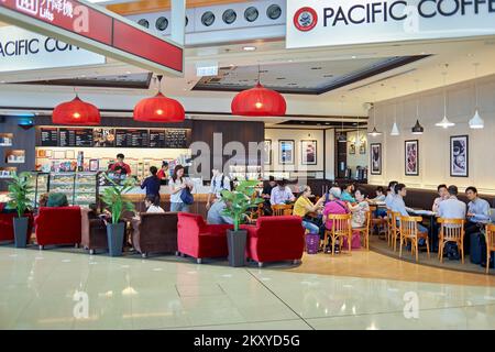 HONG KONG, CHINA - 18. JUNI 2015: Pacific Kaffee Cafe Interieur. Pacific Coffee Company ist ein Pacific Northwest US-style Coffee shop Gruppe originatin Stockfoto