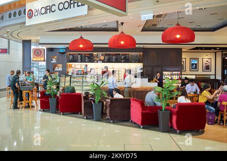 HONG KONG, CHINA - 18. JUNI 2015: Pacific Kaffee Cafe Interieur. Pacific Coffee Company ist ein Pacific Northwest US-style Coffee shop Gruppe originatin Stockfoto