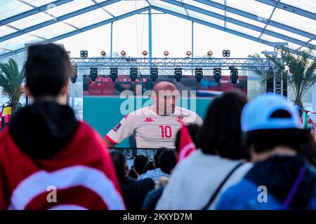 Tunesien. 30.. November 2022. Tunesischer Unterstützer während des Fußballweltmeisterspiels zwischen Tunesien und Frankreich in einer öffentlichen Fanzone in Tunis, Tunesien, am 30. November 2022. Tunesier feierten am Mittwoch einen historischen, aber bittersüßen Sieg über Frankreich, als sie Frankreich besiegten, aber trotzdem aus dem Turnier ausscheiden. (Foto: Mohamed Krit/Sipa USA) Kredit: SIPA USA/Alamy Live News Stockfoto