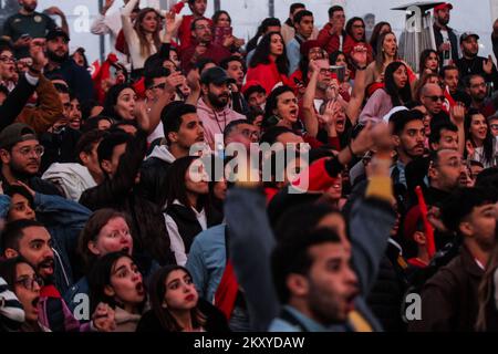 Tunesien. 30.. November 2022. Tunesischer Unterstützer während des Fußballweltmeisterspiels zwischen Tunesien und Frankreich in einer öffentlichen Fanzone in Tunis, Tunesien, am 30. November 2022. Tunesier feierten am Mittwoch einen historischen, aber bittersüßen Sieg über Frankreich, als sie Frankreich besiegten, aber trotzdem aus dem Turnier ausscheiden. (Foto: Mohamed Krit/Sipa USA) Kredit: SIPA USA/Alamy Live News Stockfoto