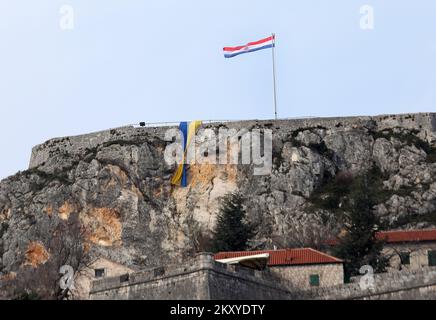 Die ukrainische Flagge wird in der Knin-Festung in Solidarität mit dem ukrainischen Volk nach dem russischen Angriff in der Ukraine in Knin (Kroatien) am 5. März 2022 gesehen. Foto: Dusko Jaramaz/PIXSELL Stockfoto