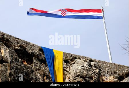 Die ukrainische Flagge wird in der Knin-Festung in Solidarität mit dem ukrainischen Volk nach dem russischen Angriff in der Ukraine in Knin (Kroatien) am 5. März 2022 gesehen. Foto: Dusko Jaramaz/PIXSELL Stockfoto