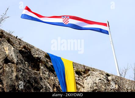 Die ukrainische Flagge wird in der Knin-Festung in Solidarität mit dem ukrainischen Volk nach dem russischen Angriff in der Ukraine in Knin (Kroatien) am 5. März 2022 gesehen. Foto: Dusko Jaramaz/PIXSELL Stockfoto