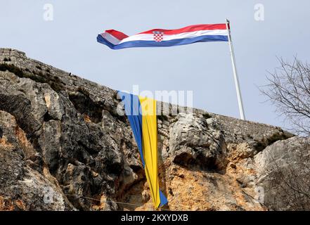 Die ukrainische Flagge wird in der Knin-Festung in Solidarität mit dem ukrainischen Volk nach dem russischen Angriff in der Ukraine in Knin (Kroatien) am 5. März 2022 gesehen. Foto: Dusko Jaramaz/PIXSELL Stockfoto