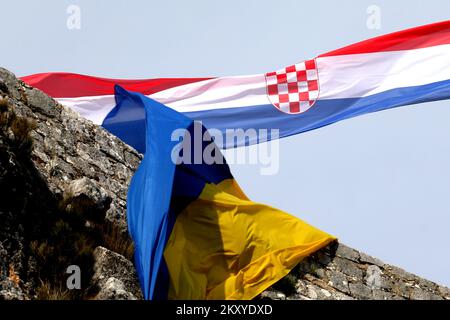 Die ukrainische Flagge wird in der Knin-Festung in Solidarität mit dem ukrainischen Volk nach dem russischen Angriff in der Ukraine in Knin (Kroatien) am 5. März 2022 gesehen. Foto: Dusko Jaramaz/PIXSELL Stockfoto