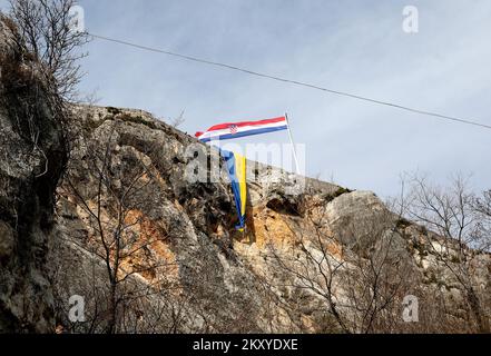 Die ukrainische Flagge wird in der Knin-Festung in Solidarität mit dem ukrainischen Volk nach dem russischen Angriff in der Ukraine in Knin (Kroatien) am 5. März 2022 gesehen. Foto: Dusko Jaramaz/PIXSELL Stockfoto