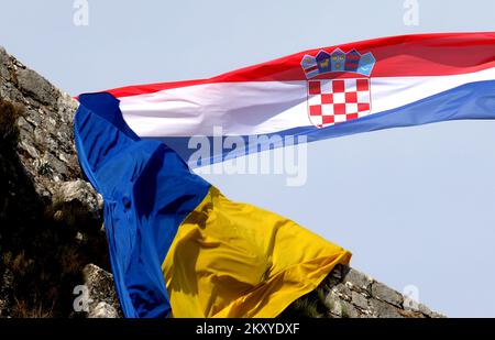 Die ukrainische Flagge wird in der Knin-Festung in Solidarität mit dem ukrainischen Volk nach dem russischen Angriff in der Ukraine in Knin (Kroatien) am 5. März 2022 gesehen. Foto: Dusko Jaramaz/PIXSELL Stockfoto