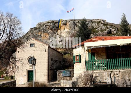 Die ukrainische Flagge wird in der Knin-Festung in Solidarität mit dem ukrainischen Volk nach dem russischen Angriff in der Ukraine in Knin (Kroatien) am 5. März 2022 gesehen. Foto: Dusko Jaramaz/PIXSELL Stockfoto