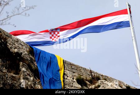 Die ukrainische Flagge wird in der Knin-Festung in Solidarität mit dem ukrainischen Volk nach dem russischen Angriff in der Ukraine in Knin (Kroatien) am 5. März 2022 gesehen. Foto: Dusko Jaramaz/PIXSELL Stockfoto