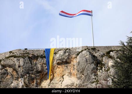 Die ukrainische Flagge wird in der Knin-Festung in Solidarität mit dem ukrainischen Volk nach dem russischen Angriff in der Ukraine in Knin (Kroatien) am 5. März 2022 gesehen. Foto: Dusko Jaramaz/PIXSELL Stockfoto