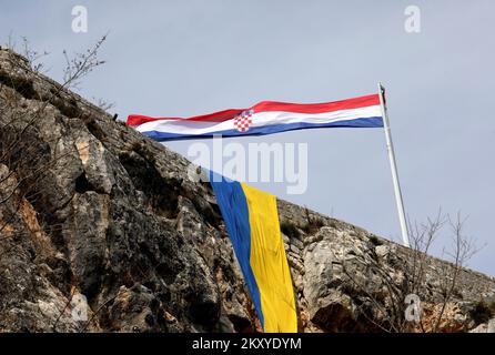 Die ukrainische Flagge wird in der Knin-Festung in Solidarität mit dem ukrainischen Volk nach dem russischen Angriff in der Ukraine in Knin (Kroatien) am 5. März 2022 gesehen. Foto: Dusko Jaramaz/PIXSELL Stockfoto