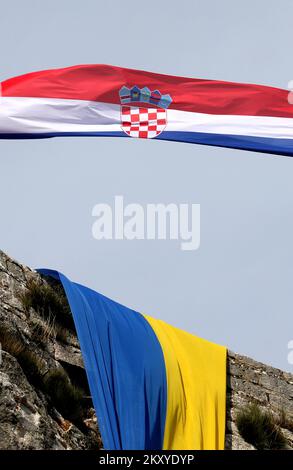 Die ukrainische Flagge wird in der Knin-Festung in Solidarität mit dem ukrainischen Volk nach dem russischen Angriff in der Ukraine in Knin (Kroatien) am 5. März 2022 gesehen. Foto: Dusko Jaramaz/PIXSELL Stockfoto