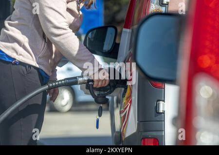 Eine Frau betankt ein Auto an der Tankstelle, nachdem am 07. März 2022 eine mögliche Erhöhung der Kraftstoffpreise in Pula, Kroatien, angekündigt wurde. Foto: Srecko Niketic/PIXSELL Stockfoto