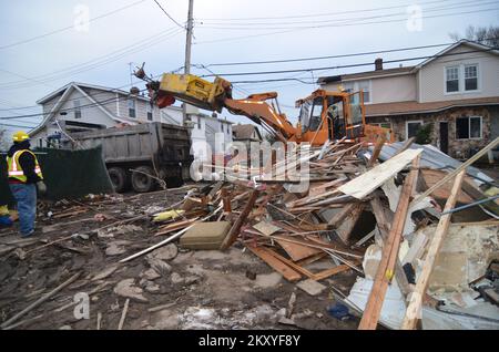 Staten Island, New York, 10. November 2012 das aufgehende Hochwasser in der Midway Beach-Gegend von Staten Island in New York führte dazu, dass Hunderte von Häusern Keller überflutet hatten und dass sie überall von einem Fuß bis zu 6 Fuß Wasser in ihren Häusern hatten. Und wenn Wasser zurückgeht, müssen mit Wasser getränkte Baumaterialien entfernt werden, bevor Schimmel wachsen kann. Walt Jennings/FEMA. New York Hurrikan Sandy. Fotos zu Katastrophen- und Notfallmanagementprogrammen, Aktivitäten und Beamten Stockfoto