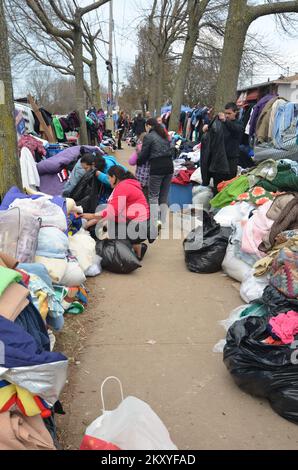 Staten Island, New York, 10. November 2012 viele Bewohner von Midland Beach auf Staten Island, New York, haben ihre gesamte Kleidung verloren, als der Hurrikan Sandy Wasser bis zu 9 Fuß über den Strand und in ihre Häuser am 29. Oktober 2012 trieb. Die Bewohner in der Nähe stießen auf die Sache und spendeten Taschen voller Kleidung an die Überlebenden, die jetzt sehr wenig hatten. Walt Jennings/FEMA. New York Hurrikan Sandy. Fotos zu Katastrophen- und Notfallmanagementprogrammen, Aktivitäten und Beamten Stockfoto