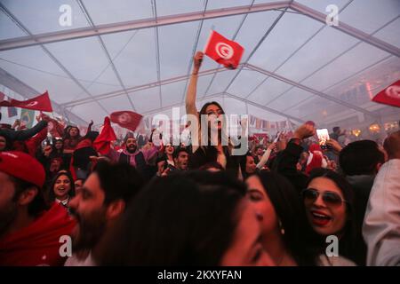 Tunesien. 30.. November 2022. Tunesischer Unterstützer während des Fußballweltmeisterspiels zwischen Tunesien und Frankreich in einer öffentlichen Fanzone in Tunis, Tunesien, am 30. November 2022. Tunesier feierten am Mittwoch einen historischen, aber bittersüßen Sieg über Frankreich, als sie Frankreich besiegten, aber trotzdem aus dem Turnier ausscheiden. (Foto: Mohamed Krit/Sipa USA) Kredit: SIPA USA/Alamy Live News Stockfoto