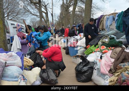 Staten Island, New York, 10. November 2012 viele Bewohner von Midland Beach auf Staten Island, New York, haben ihre gesamte Kleidung verloren, als der Hurrikan Sandy Wasser bis zu 9 Fuß über den Strand und in ihre Häuser am 29. Oktober 2012 trieb. Die Bewohner in der Nähe stießen auf die Sache und spendeten Taschen voller Kleidung an die Überlebenden, die jetzt sehr wenig hatten. Walt Jennings/FEMA. New York Hurrikan Sandy. Fotos zu Katastrophen- und Notfallmanagementprogrammen, Aktivitäten und Beamten Stockfoto