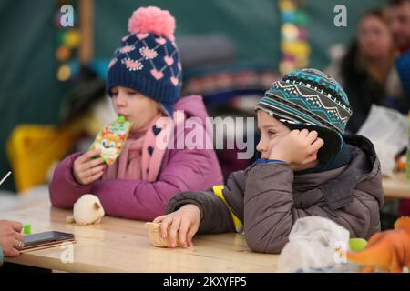 Menschen, die nach der Invasion Russlands in der Ukraine am 8. März 2022 in Vysne Nemecke, Slowakei, am Grenzübergang Vysne Nemecke aus der Ukraine fliehen. Foto: Marija Habljak/PIXSELL Stockfoto