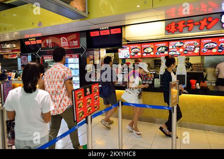 Hongkong - Juni 04, 2015: Hong Kong International Airport. Hong Kong International Airport ist der größte Flughafen in Hongkong. Es ist o entfernt Stockfoto