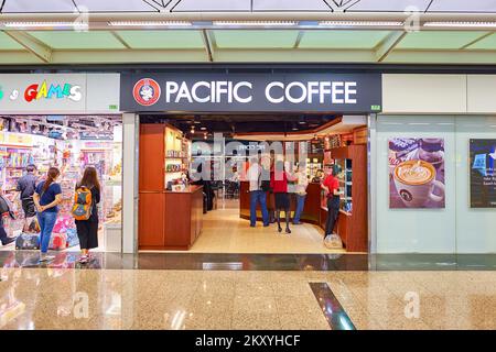 HONG KONG, CHINA - 18. JUNI 2015: Pacific Kaffee Cafe Interieur. Pacific Coffee Company ist ein Pacific Northwest US-style Coffee shop Gruppe originatin Stockfoto