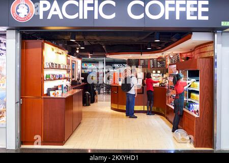 HONG KONG, CHINA - 18. JUNI 2015: Pacific Kaffee Cafe Interieur. Pacific Coffee Company ist ein Pacific Northwest US-style Coffee shop Gruppe originatin Stockfoto