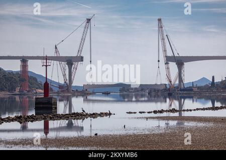 Vorbereitungen für die Installation des letzten Segments der Ston-Brücke im Rahmen des Projekts „South Dalmatia Road Connectivity“ am 15. März 2022 in Broce bei Ston; Kroatien. Das Projekt besteht aus dem Bau einer 32,5 km langen alternativen Straße, die vollständig innerhalb Kroatiens gebaut wird, um die beiden Grenzübergänge mit Bosnien und Herzegowina zu umgehen und den Küstenstreifen von Bosnien und Herzegowina Neum zu überqueren. Das Projekt umfasst die 2,4 km lange Peljesac-Brücke und 12 km Zufahrtsstraßen, die Verbesserung der bestehenden D414-Straße auf einer Länge von 10,2 km und den Bau einer 7,9 km langen Umgehungsstraße um diese Straße Stockfoto