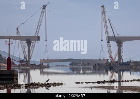 Vorbereitungen für die Installation des letzten Segments der Ston-Brücke im Rahmen des Projekts „South Dalmatia Road Connectivity“ am 15. März 2022 in Broce bei Ston; Kroatien. Das Projekt besteht aus dem Bau einer 32,5 km langen alternativen Straße, die vollständig innerhalb Kroatiens gebaut wird, um die beiden Grenzübergänge mit Bosnien und Herzegowina zu umgehen und den Küstenstreifen von Bosnien und Herzegowina Neum zu überqueren. Das Projekt umfasst die 2,4 km lange Peljesac-Brücke und 12 km Zufahrtsstraßen, die Verbesserung der bestehenden D414-Straße auf einer Länge von 10,2 km und den Bau einer 7,9 km langen Umgehungsstraße um diese Straße Stockfoto