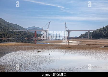 Vorbereitungen für die Installation des letzten Segments der Ston-Brücke im Rahmen des Projekts „South Dalmatia Road Connectivity“ am 15. März 2022 in Broce bei Ston; Kroatien. Das Projekt besteht aus dem Bau einer 32,5 km langen alternativen Straße, die vollständig innerhalb Kroatiens gebaut wird, um die beiden Grenzübergänge mit Bosnien und Herzegowina zu umgehen und den Küstenstreifen von Bosnien und Herzegowina Neum zu überqueren. Das Projekt umfasst die 2,4 km lange Peljesac-Brücke und 12 km Zufahrtsstraßen, die Verbesserung der bestehenden D414-Straße auf einer Länge von 10,2 km und den Bau einer 7,9 km langen Umgehungsstraße um diese Straße Stockfoto