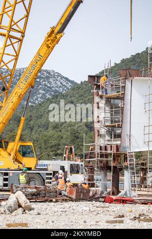 Vorbereitungen für die Installation des letzten Segments der Ston-Brücke im Rahmen des Projekts „South Dalmatia Road Connectivity“ am 15. März 2022 in Broce bei Ston; Kroatien. Das Projekt besteht aus dem Bau einer 32,5 km langen alternativen Straße, die vollständig innerhalb Kroatiens gebaut wird, um die beiden Grenzübergänge mit Bosnien und Herzegowina zu umgehen und den Küstenstreifen von Bosnien und Herzegowina Neum zu überqueren. Das Projekt umfasst die 2,4 km lange Peljesac-Brücke und 12 km Zufahrtsstraßen, die Verbesserung der bestehenden D414-Straße auf einer Länge von 10,2 km und den Bau einer 7,9 km langen Umgehungsstraße um diese Straße Stockfoto