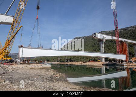 Vorbereitungen für die Installation des letzten Segments der Ston-Brücke im Rahmen des Projekts „South Dalmatia Road Connectivity“ am 15. März 2022 in Broce bei Ston; Kroatien. Das Projekt besteht aus dem Bau einer 32,5 km langen alternativen Straße, die vollständig innerhalb Kroatiens gebaut wird, um die beiden Grenzübergänge mit Bosnien und Herzegowina zu umgehen und den Küstenstreifen von Bosnien und Herzegowina Neum zu überqueren. Das Projekt umfasst die 2,4 km lange Peljesac-Brücke und 12 km Zufahrtsstraßen, die Verbesserung der bestehenden D414-Straße auf einer Länge von 10,2 km und den Bau einer 7,9 km langen Umgehungsstraße um diese Straße Stockfoto