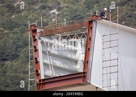 Vorbereitungen für die Installation des letzten Segments der Ston-Brücke im Rahmen des Projekts „South Dalmatia Road Connectivity“ am 15. März 2022 in Broce bei Ston; Kroatien. Das Projekt besteht aus dem Bau einer 32,5 km langen alternativen Straße, die vollständig innerhalb Kroatiens gebaut wird, um die beiden Grenzübergänge mit Bosnien und Herzegowina zu umgehen und den Küstenstreifen von Bosnien und Herzegowina Neum zu überqueren. Das Projekt umfasst die 2,4 km lange Peljesac-Brücke und 12 km Zufahrtsstraßen, die Verbesserung der bestehenden D414-Straße auf einer Länge von 10,2 km und den Bau einer 7,9 km langen Umgehungsstraße um diese Straße Stockfoto