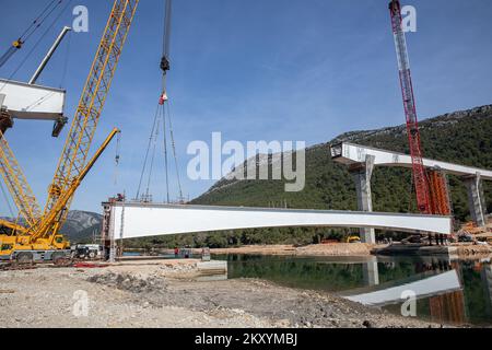 Vorbereitungen für die Installation des letzten Segments der Ston-Brücke im Rahmen des Projekts „South Dalmatia Road Connectivity“ am 15. März 2022 in Broce bei Ston; Kroatien. Das Projekt besteht aus dem Bau einer 32,5 km langen alternativen Straße, die vollständig innerhalb Kroatiens gebaut wird, um die beiden Grenzübergänge mit Bosnien und Herzegowina zu umgehen und den Küstenstreifen von Bosnien und Herzegowina Neum zu überqueren. Das Projekt umfasst die 2,4 km lange Peljesac-Brücke und 12 km Zufahrtsstraßen, die Verbesserung der bestehenden D414-Straße auf einer Länge von 10,2 km und den Bau einer 7,9 km langen Umgehungsstraße um diese Straße Stockfoto