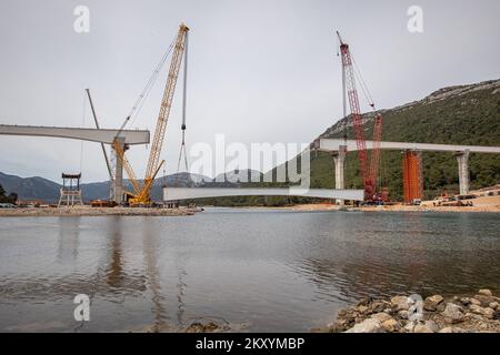 Vorbereitungen für die Installation des letzten Segments der Ston-Brücke im Rahmen des Projekts „South Dalmatia Road Connectivity“ am 15. März 2022 in Broce bei Ston; Kroatien. Das Projekt besteht aus dem Bau einer 32,5 km langen alternativen Straße, die vollständig innerhalb Kroatiens gebaut wird, um die beiden Grenzübergänge mit Bosnien und Herzegowina zu umgehen und den Küstenstreifen von Bosnien und Herzegowina Neum zu überqueren. Das Projekt umfasst die 2,4 km lange Peljesac-Brücke und 12 km Zufahrtsstraßen, die Verbesserung der bestehenden D414-Straße auf einer Länge von 10,2 km und den Bau einer 7,9 km langen Umgehungsstraße um diese Straße Stockfoto