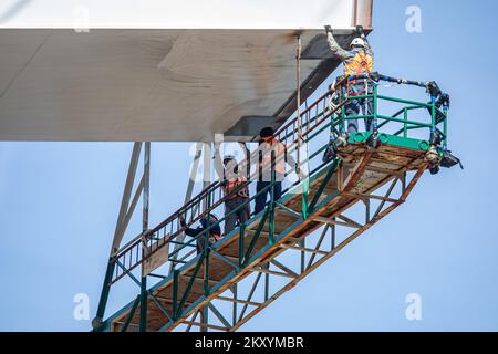 Vorbereitungen für die Installation des letzten Segments der Ston-Brücke im Rahmen des Projekts „South Dalmatia Road Connectivity“ am 15. März 2022 in Broce bei Ston; Kroatien. Das Projekt besteht aus dem Bau einer 32,5 km langen alternativen Straße, die vollständig innerhalb Kroatiens gebaut wird, um die beiden Grenzübergänge mit Bosnien und Herzegowina zu umgehen und den Küstenstreifen von Bosnien und Herzegowina Neum zu überqueren. Das Projekt umfasst die 2,4 km lange Peljesac-Brücke und 12 km Zufahrtsstraßen, die Verbesserung der bestehenden D414-Straße auf einer Länge von 10,2 km und den Bau einer 7,9 km langen Umgehungsstraße um diese Straße Stockfoto