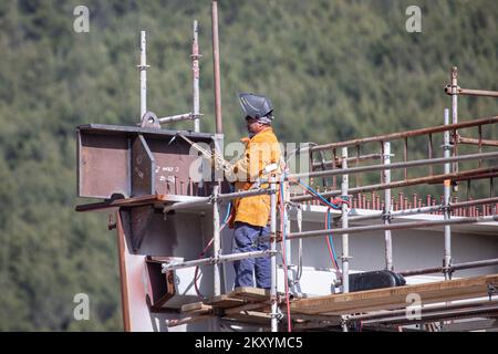 Vorbereitungen für die Installation des letzten Segments der Ston-Brücke im Rahmen des Projekts „South Dalmatia Road Connectivity“ am 15. März 2022 in Broce bei Ston; Kroatien. Das Projekt besteht aus dem Bau einer 32,5 km langen alternativen Straße, die vollständig innerhalb Kroatiens gebaut wird, um die beiden Grenzübergänge mit Bosnien und Herzegowina zu umgehen und den Küstenstreifen von Bosnien und Herzegowina Neum zu überqueren. Das Projekt umfasst die 2,4 km lange Peljesac-Brücke und 12 km Zufahrtsstraßen, die Verbesserung der bestehenden D414-Straße auf einer Länge von 10,2 km und den Bau einer 7,9 km langen Umgehungsstraße um diese Straße Stockfoto