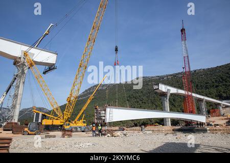 Vorbereitungen für die Installation des letzten Segments der Ston-Brücke im Rahmen des Projekts „South Dalmatia Road Connectivity“ am 15. März 2022 in Broce bei Ston; Kroatien. Das Projekt besteht aus dem Bau einer 32,5 km langen alternativen Straße, die vollständig innerhalb Kroatiens gebaut wird, um die beiden Grenzübergänge mit Bosnien und Herzegowina zu umgehen und den Küstenstreifen von Bosnien und Herzegowina Neum zu überqueren. Das Projekt umfasst die 2,4 km lange Peljesac-Brücke und 12 km Zufahrtsstraßen, die Verbesserung der bestehenden D414-Straße auf einer Länge von 10,2 km und den Bau einer 7,9 km langen Umgehungsstraße um diese Straße Stockfoto