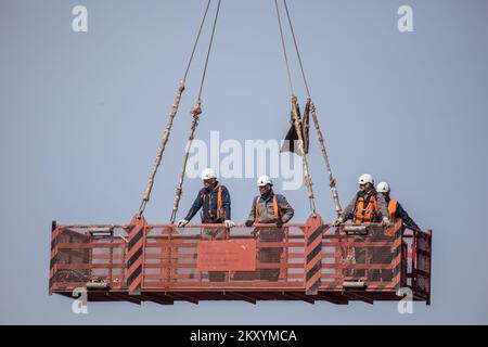 Vorbereitungen für die Installation des letzten Segments der Ston-Brücke im Rahmen des Projekts „South Dalmatia Road Connectivity“ am 15. März 2022 in Broce bei Ston; Kroatien. Das Projekt besteht aus dem Bau einer 32,5 km langen alternativen Straße, die vollständig innerhalb Kroatiens gebaut wird, um die beiden Grenzübergänge mit Bosnien und Herzegowina zu umgehen und den Küstenstreifen von Bosnien und Herzegowina Neum zu überqueren. Das Projekt umfasst die 2,4 km lange Peljesac-Brücke und 12 km Zufahrtsstraßen, die Verbesserung der bestehenden D414-Straße auf einer Länge von 10,2 km und den Bau einer 7,9 km langen Umgehungsstraße um diese Straße Stockfoto