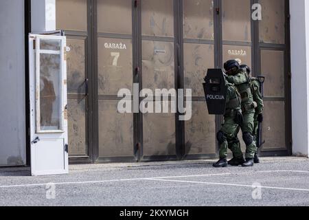 Angehörige der BATT-Spezialpolizei während einer Demonstrationsübung in Marvince bei Split (Kroatien) am 15. März 2022. Die Übung fand am Tag des 31.. Jahrestages der Gründung der Sonderpolizeieinheit BATT Split statt. Foto: Miroslav Lelas/PIXSELL Stockfoto