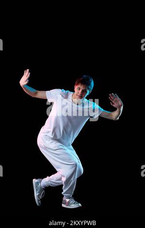 Junger Mann in schwarzem T-Shirt und Jeans tanzen Stockfoto