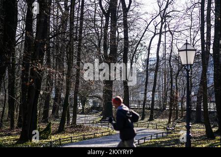 Wunderschöner sonniger Morgen am ersten Frühlingstag im Maksimir Park, in Zagreb, Kroatien, am 20. März 2022. Foto: Igor Soban/PIXSELL Stockfoto