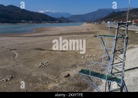 Der Jablanicko-See ist auf dem Foto in Liscici, Bosnien und Herzegowina am 21. März 2022 zu sehen. Nachdem der Jablanicko-See vor ein paar Wochen fast vollständig ausgetrocknet war, ist die Lage heute etwas besser, Wasser wird in das Flussbett gegossen. Zu Beginn des zweiten Monats schrumpfte das Wasser im Jablanica-See und hinterließ störende Szenen von exponierten Seen. Foto: Armin Durgut/PIXSELL Stockfoto