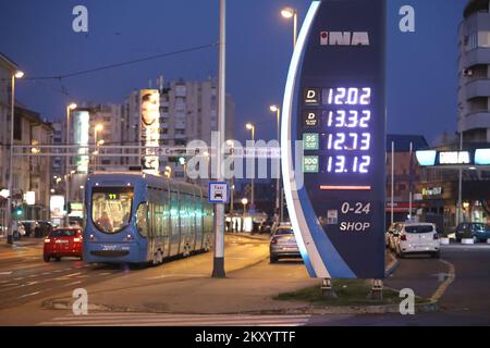 Die Kraftstoffpreise für Diesel und Benzin werden am 22. März 2022 auf dem Display einer Tankstelle in Zagreb (Kroatien) angezeigt. Die Benzinpreise liegen bei 1.57â‚¬, die höchste Benzinqualität bei 1.70â‚¬, der Dieselkraftstoff bei 1.59â‚¬ und der Dieselkraftstoff bei 1.76â‚¬. Die niedrigeren Preise sind das Ergebnis des niedrigeren Durchschnittspreises auf dem Mittelmeermarkt in den letzten sieben Tagen und des Maßnahmenpakets der governmentâ€™zur Deckelung der Marge und Senkung der entsprechenden Verbrauchsteuern. Foto: Patrik Macek/PIXSELL Stockfoto