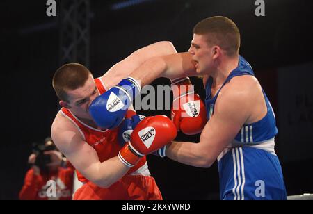 Jack Michael Marley aus Irland (rot) kämpft am 23. März 2022 in Porec (Kroatien) bei der EUBC U22 European Boxing Championships Heavyweight (86-92kg) in der Intersport Hall gegen Roberto Lizzi aus Italien (blau). Foto: Sasa Miljevic/PIXSELL Stockfoto