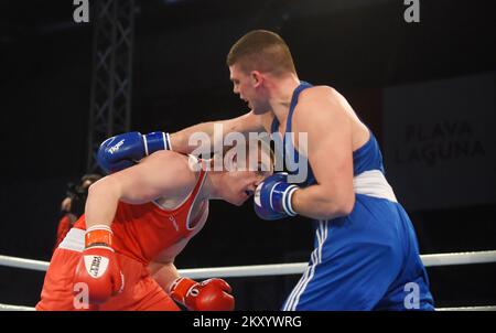 Jack Michael Marley aus Irland (rot) kämpft am 23. März 2022 in Porec (Kroatien) bei der EUBC U22 European Boxing Championships Heavyweight (86-92kg) in der Intersport Hall gegen Roberto Lizzi aus Italien (blau). Foto: Sasa Miljevic/PIXSELL Stockfoto